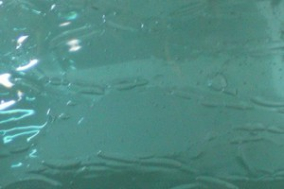 türkisfarbiges Craqueleé-Glas,